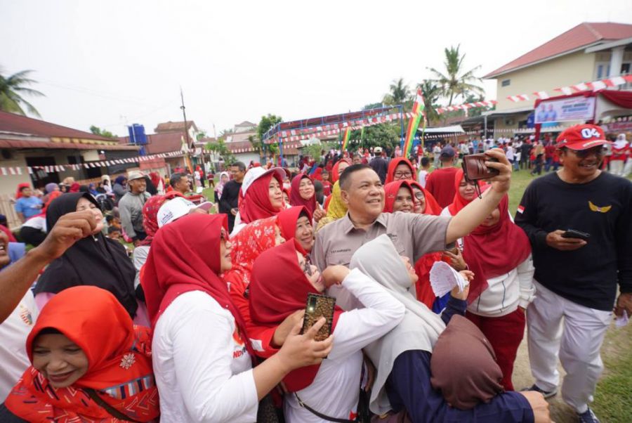 Warga RW 04 Tangkerang Tengah Merasa Senang Bisa Jalan Santai bersama Sekdaprov Riau
